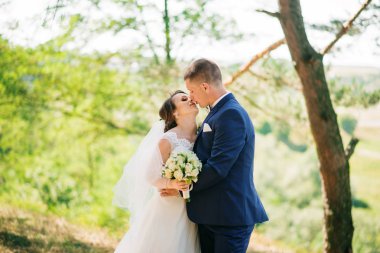 Seven genç düğün çift güneşli orman aşık.