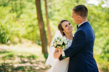 Seven genç düğün çift güneşli orman aşık.