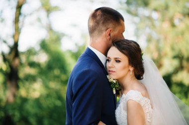 Seven genç düğün çift güneşli orman aşık.