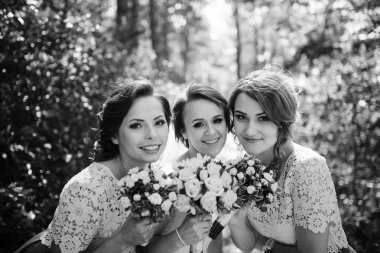 Nedime ile düğün buket elinizin üzerinde gelinle için güneşli