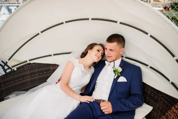 Casal de casamento encantador sentado em um bangalô . — Fotografia de Stock