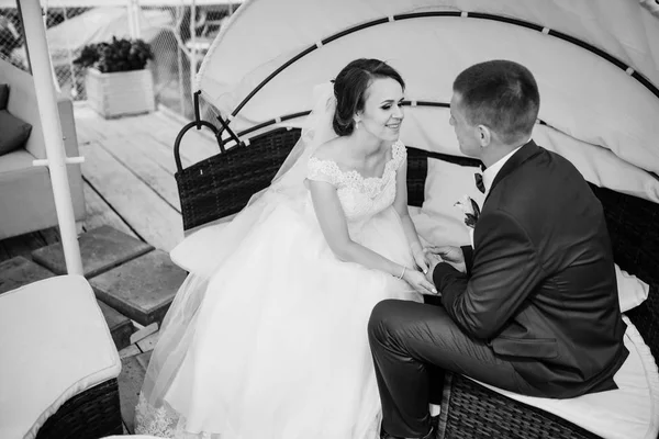 Casal de casamento encantador sentado em um bangalô. Preto e branco p — Fotografia de Stock