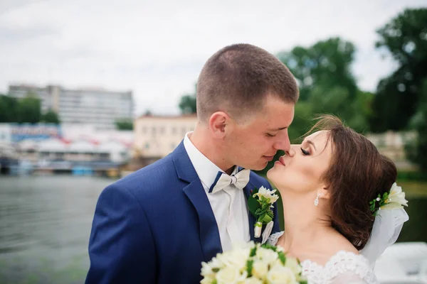 Nahaufnahme Porträt von charmanten Hochzeitspaar umarmt auf Pier von — Stockfoto
