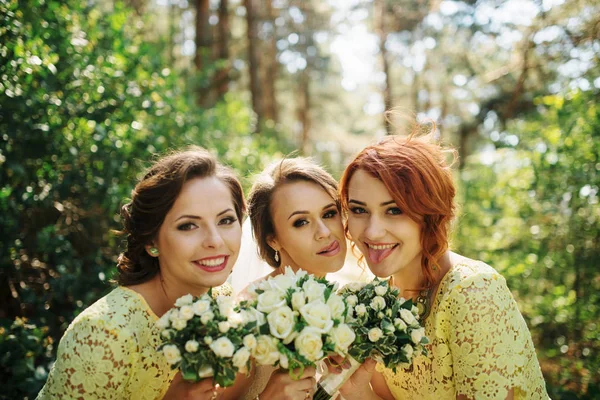 Novia con damas de honor con ramo de boda a mano en soleado para —  Fotos de Stock