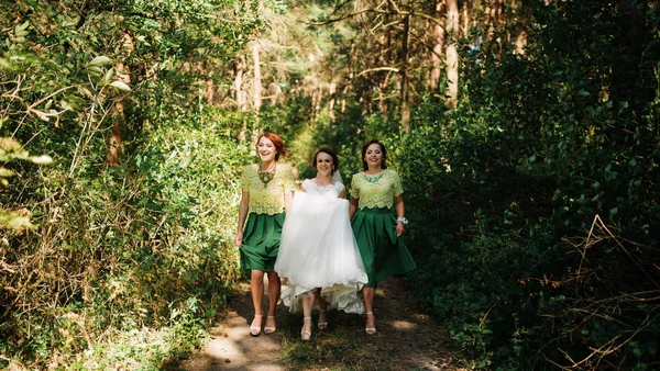 Novia con damas de honor con ramo de boda a mano en soleado para —  Fotos de Stock