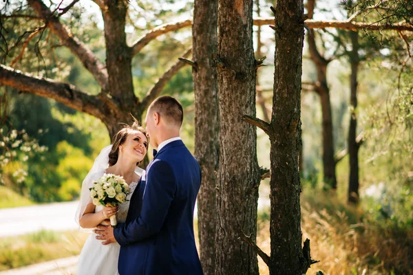 Amour jeune couple de mariage en amour à la forêt ensoleillée . — Photo