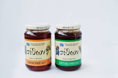 Atina, Yunanistan - 22 Şubat 2017: İki Yunan bal kavanozu.