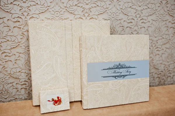 Elegant bröllop album och foto bok från beige material. — Stockfoto