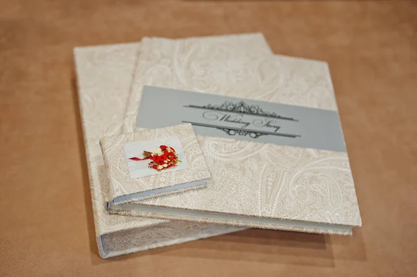 Elegantes Hochzeitsalbum und Fotobuch aus beigem Material. — Stockfoto