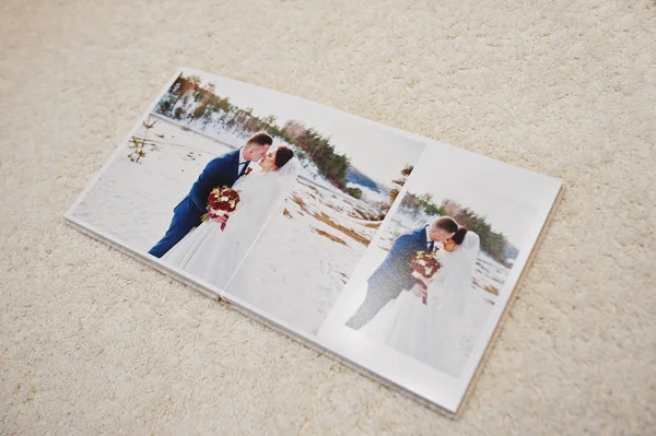 Seiten mit elegantem Hochzeitsalbum und Fotobuch. — Stockfoto