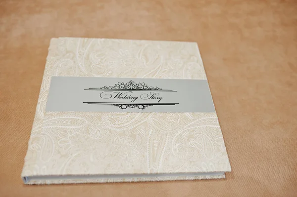 Elegant bröllop album och foto bok från beige material. — Stockfoto