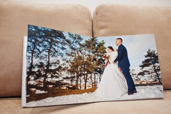 Pages of elegant wedding album and photo book. — Stock Photo, Image