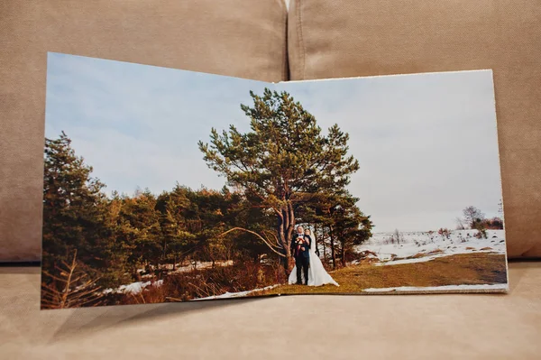 Pages of elegant wedding album and photo book. — Stock Photo, Image