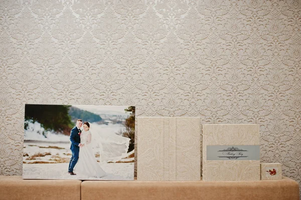 Ślubny album i zdjęcie książki od beżowy materiał z la — Zdjęcie stockowe