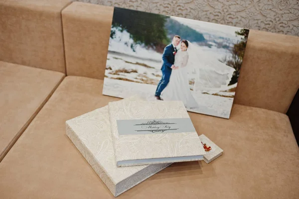 Елегантний весільний альбом і фотокнига з бежевого матеріалу з ла — стокове фото