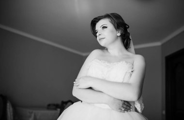 Genç gelin odasında sabah düğün, poz verdi. Siyah ve beyaz