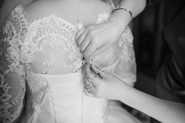 Kırmızı elbise yardım gelin için giyinmiş gelinlik nedime. B