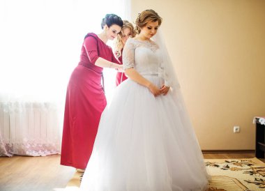 Kırmızı elbise yardım gelin için giyinmiş gelinlik nedime.