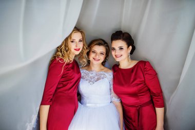 Sevimli sarışın gelin düğün perdeye üzerinde yarattığı nedime ile 