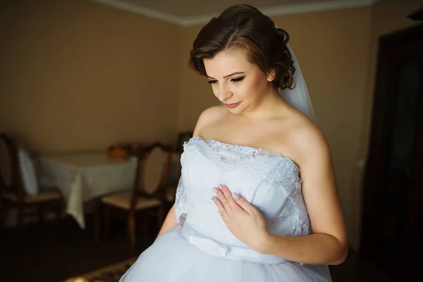 Jeune mariée posée dans sa chambre le matin mariage . — Photo