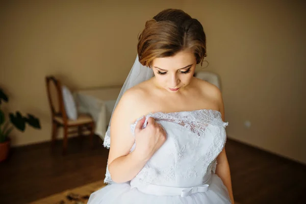 Junge Braut posierte bei ihrer morgendlichen Hochzeit in ihrem Zimmer. — Stockfoto