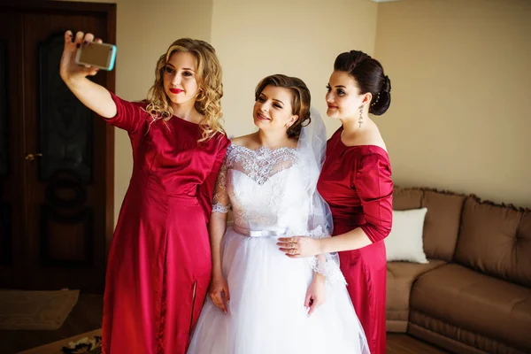 Novia con damas de honor haciendo selfie en el día de la boda . — Foto de Stock