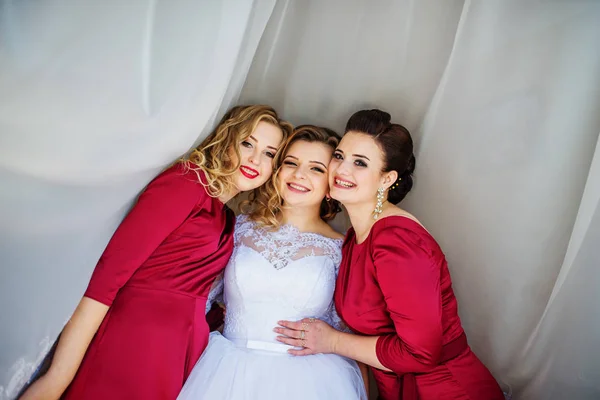 Ładna Panna Młoda Blondynka z bridesmaids stwarzane na zasłony na weselu — Zdjęcie stockowe