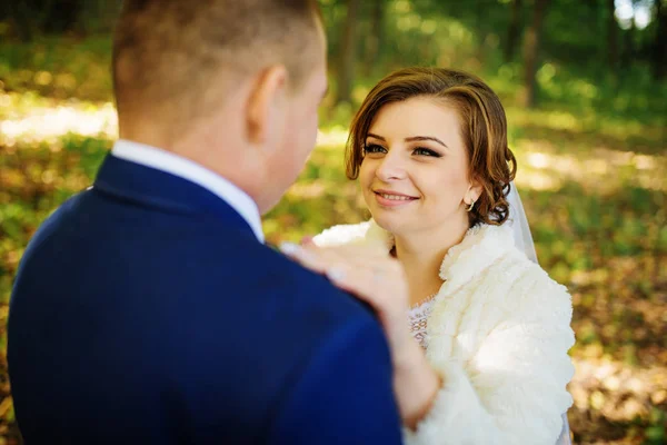 Aimant couple de mariage étreignant à la forêt d'automne avec congé jaune — Photo