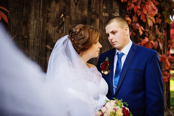 彼の赤い葉を持つ木造住宅に夫婦の結婚式. — ストック写真