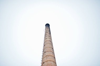Büyük tuğla kule sisli gökyüzü karşı duman olmadan.