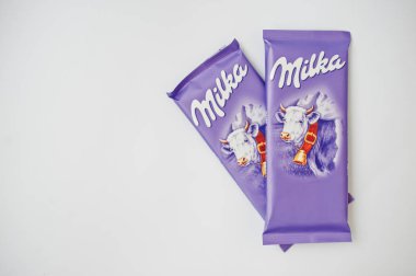 Düsseldorf, Almanya - 18 Şubat 2017: İki çikolata Milka üzerinde
