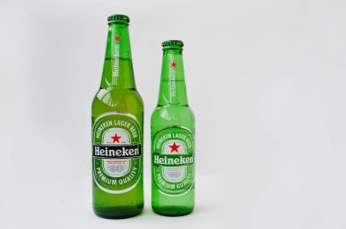Düsseldorf, Almanya - 18 Şubat 2017: İki şişe Heineken olmak.