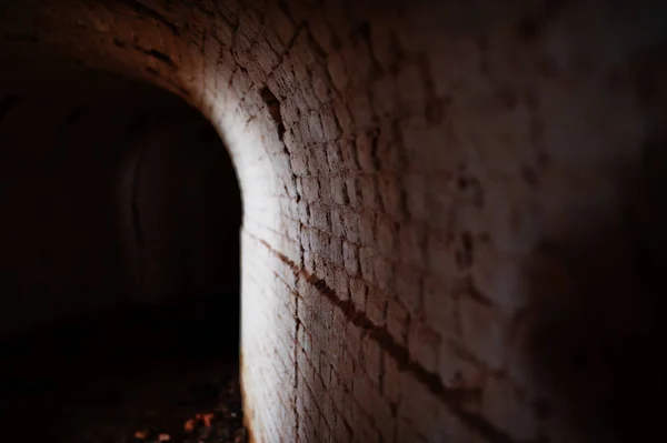 黑暗和一些光明的可怕的砖拱形隧道. — 图库照片
