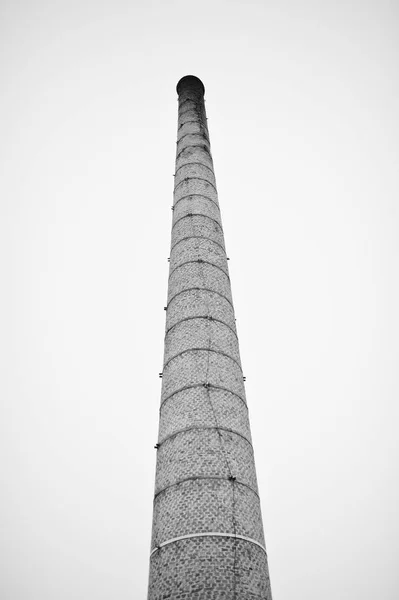 Большая кирпичная башня без дыма против туманного неба . — стоковое фото
