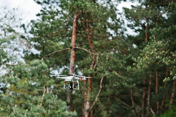 Copter drone quad avec appareil photo numérique haute résolution contre pi — Photo