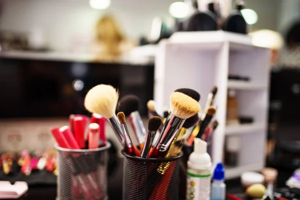 Escovas de maquiagem profissional no salão de beleza . — Fotografia de Stock