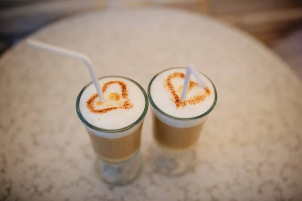 Dos tazas de café capuchino con forma de corazón . — Foto de Stock
