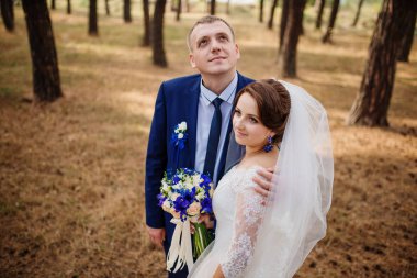 Gelin ve damat, çam ormanı, doğa güzel düğün çifte.