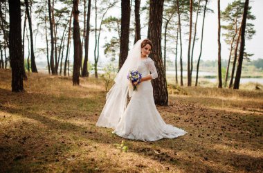 Menekşe düğün buket çam, ile inanılmaz esmer gelin.