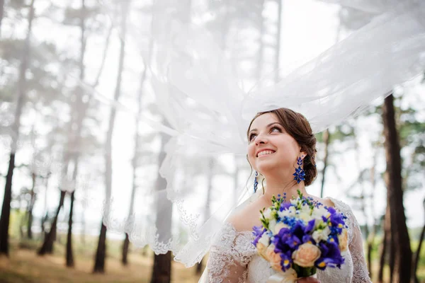 Increíble novia morena con velo y ramo de boda azul en pin —  Fotos de Stock
