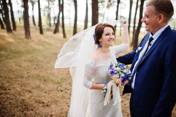 Bruid en bruidegom op dennenbos, mooie bruidspaar op aard. — Stockfoto