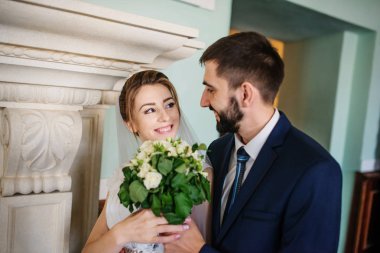 Mutlu ve güzel düğün çifti ile büyük antik Müzesi odasında 