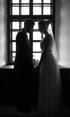 Düğün çift w yakınındaki eski eski odasında sarılma siluetleri