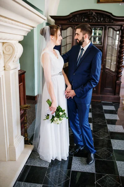 Casal de casamento feliz e adorável na sala do museu antigo com grande — Fotografia de Stock