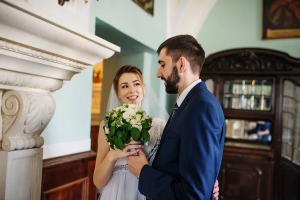 Casal de casamento feliz e adorável na sala do museu antigo com grande — Fotografia de Stock