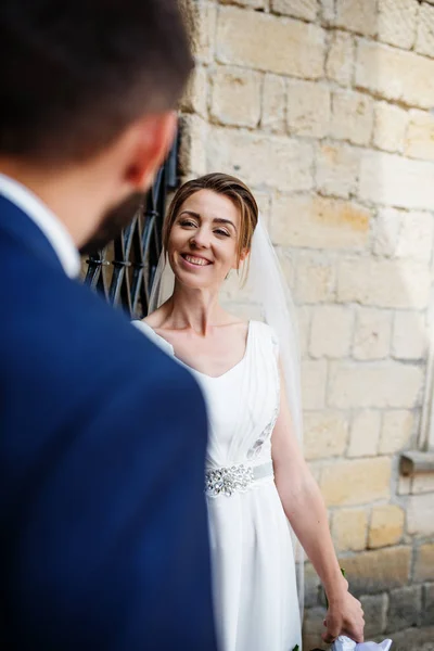 Casamento casal perto de velhos portões de ferro forjado . — Fotografia de Stock