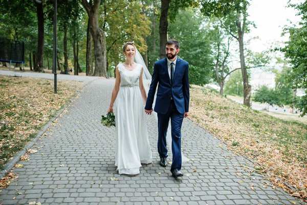 Matrimonio coppia a piedi sul sentiero al parco verde . — Foto Stock
