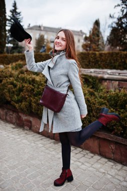 Çevre çalılar sokak o, gri ceket şapkalar genç model kız