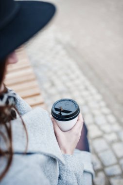 Plastik bardak kahve elinde bir gri modeli kızlardan kapatın 