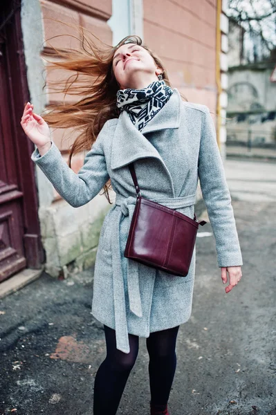 Jeune fille modèle dans un manteau gris avec sac à main en cuir sur l'épaule — Photo